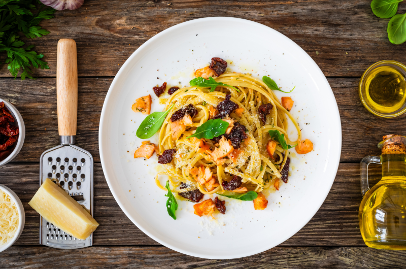 CREAMY SALMON PASTA WITH SUN-DRIED TOMATOES