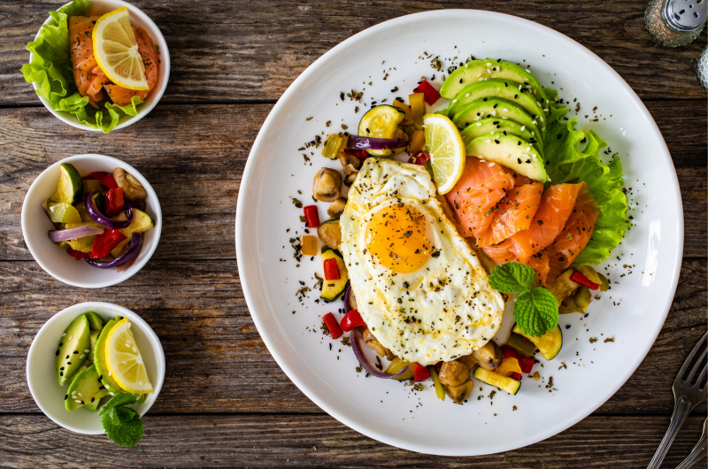 SMOKED SALMON BOWL WITH EGG, AVOCADO & VEGETABLES