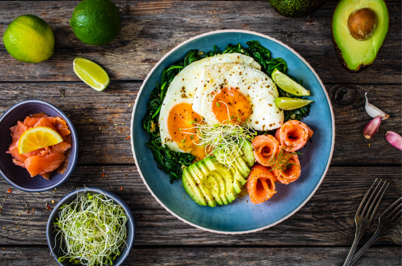SMOKED SALMON SALAD WITH SUNNY SIDE EGGS, AVOCADO & SPINACH