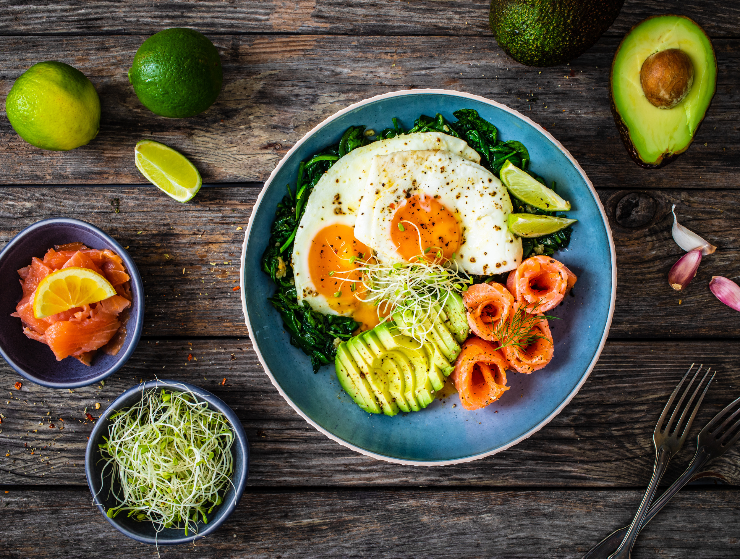 Smoked Salmon Salad with Avocado &amp; Eggs – VÅRLAKS